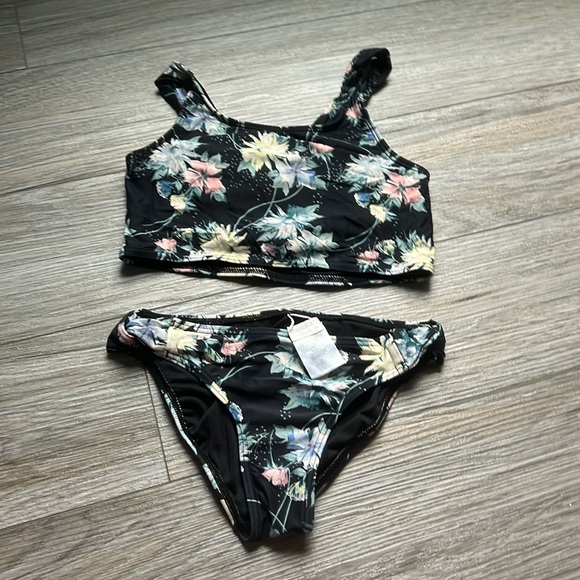 O’Neill kids bathing suit looks brand new used 2 times at the most.